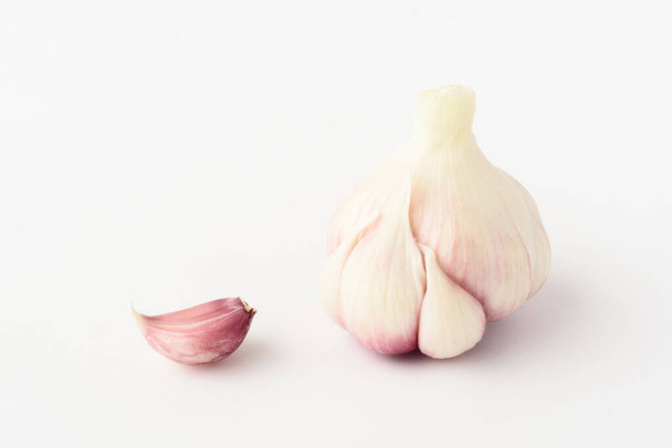 Kawałki cebuli z łupiną Izolowane na białym tle - Zdjęcie, obraz