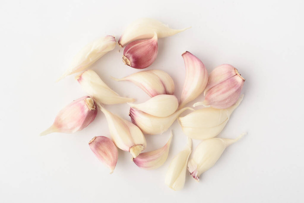 Rodajas de cebolla con cáscara Aisladas sobre un fondo blanco
 - Foto, Imagen