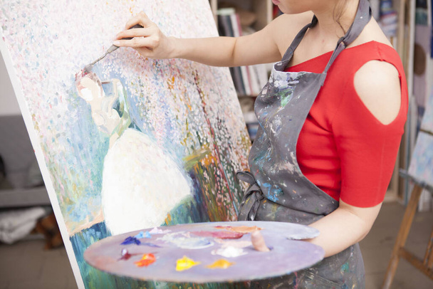 Unrecognizable female painter drawing an artwork at her studio. Art, imagination concept - Foto, afbeelding