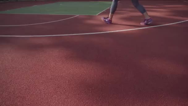 Basketbalspeler scoort de bal in de ring - Video