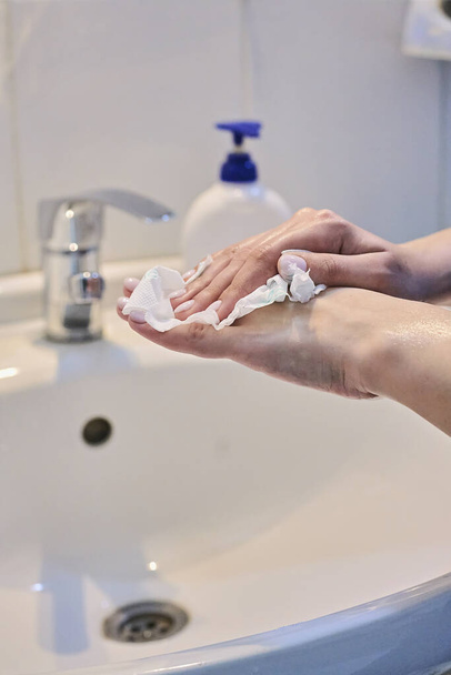 Понятие личной гигиены. Женщина моет руки с мылом. Коронавирус или COVID-19 профилактика. Процесс мытья рук
 - Фото, изображение