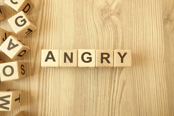Λόγος θυμωμένος από ξύλινα μπλοκ στο γραφείο - Φωτογραφία, εικόνα
