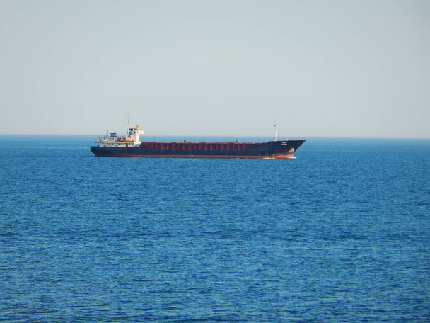 Száraz teherhajó a Kaszpi-tengeren. A hajó elhagyta Aktau kikötőjét. Kazahsztán. Kaszpi-tenger. Kazahsztán. Mangistau régió. 2019. július 11.. - Fotó, kép