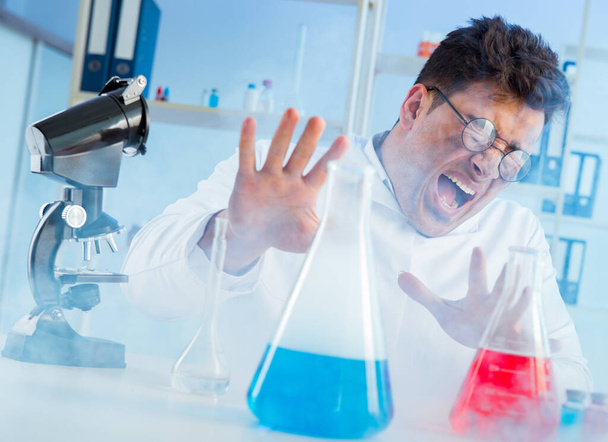 Смешной сумасшедший химик, работающий в лаборатории - Фото, изображение