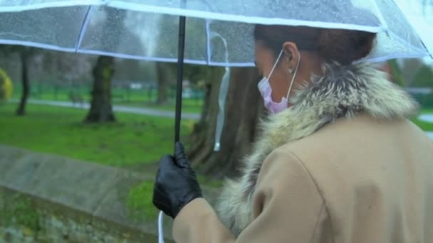 Südafrikanerin trägt Schutzmaske, wenn sie auf der Straße läuft - Filmmaterial, Video