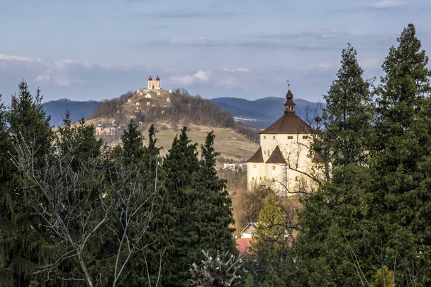 Calvaire dans la vieille ville minière de Banska Stiavnica, République slovaque. Architecture religieuse. Destination de voyage
. - Photo, image