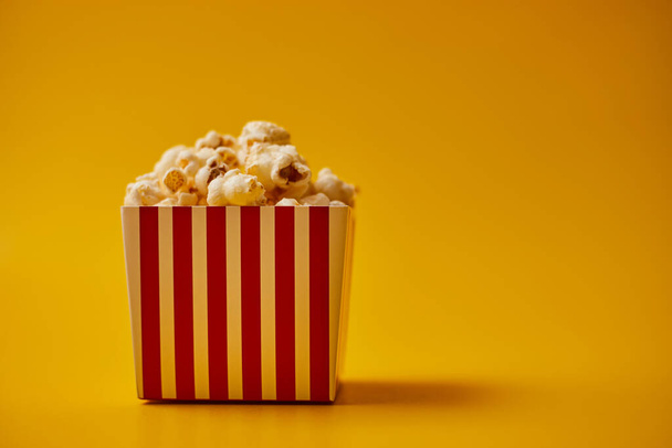 popcorn on pastel background - Foto, Imagem
