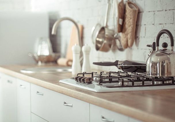 Современный стильный интерьер скандинавской кухни с кухонными принадлежностями. Светлая белая кухня с предметами домашнего обихода
 . - Фото, изображение