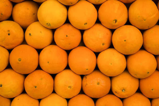 Piyasada taze ve sulu portakallar - Fotoğraf, Görsel