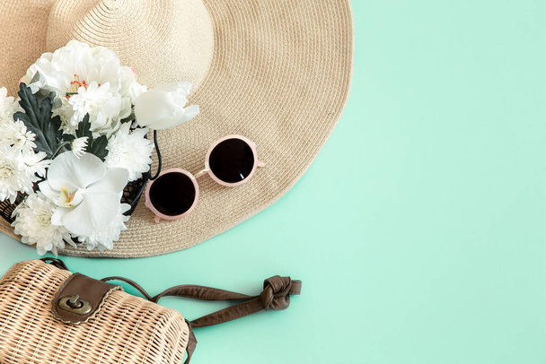 Colorido verano ropa de moda femenina plana-lay. Un gran sombrero de mimbre, con una bolsa y gafas de sol. Moda de verano o concepto de viaje de vacaciones
 - Foto, Imagen