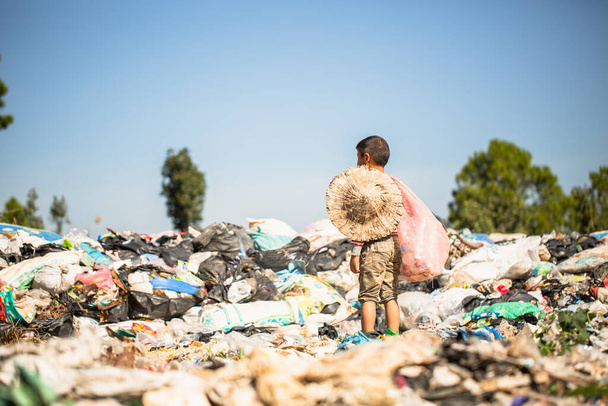 Arme kinderen verzamelen afval te koop door armoede, Junk recycle, Kinderarbeid, Armoede concept, Wereldmilieudag, - Foto, afbeelding