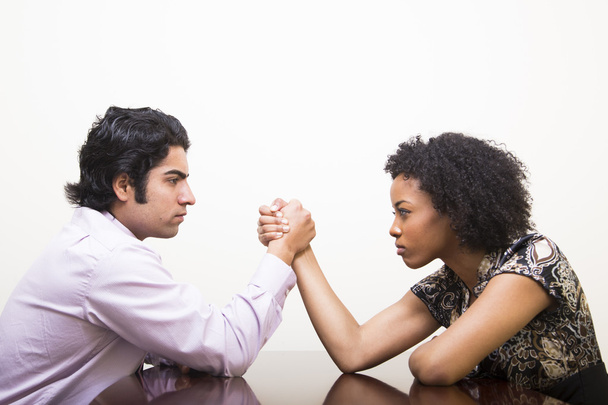 Homme et femme bras de fer lutte sur un bureau
 - Photo, image