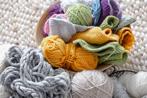 Palline multicolori di filo per lavorare a maglia nel cestino. Concetto di hobby e artigianato
 . - Foto, immagini
