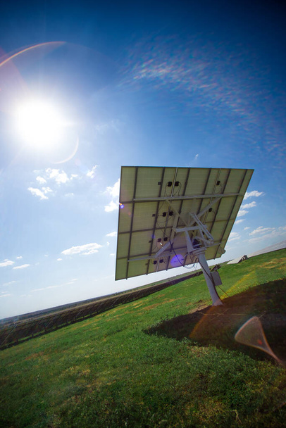 Das Solarpanel auf dem Tracker von der Rückseite - Foto, Bild