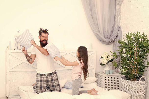 Happy family. Role of father. Pillow fight. Dad seeks to live life of integrity and honesty. Sincere emotions. Dad and daughter having fun. Pajamas party. Happy childhood. Upbringing happy daughter - Foto, Imagen