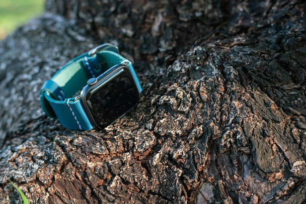 Genuíno couro azul profundo relógio pulseira artesanal artesanato objeto de trabalho - Foto, Imagem