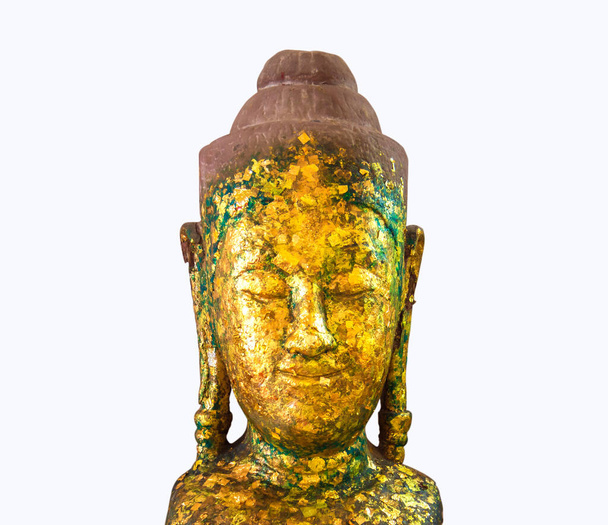 Close up Stará starobylá hlava Buddha socha se zlatými listy izolované na bílém pozadí. - Fotografie, Obrázek