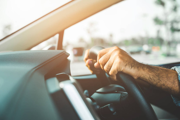 Ręka trzyma kierownicę samochodu Bezpieczna jazda - Zdjęcie, obraz