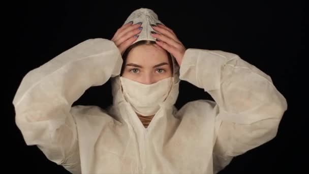 tevreden meisje na zet van beschermende pak tegen coronavirus. - Video