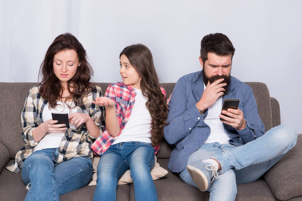 Mobile device affecting relationship. Unhappy kid complain at parents using phones. Smartphone addicts. Family relationship problem. Parents and child relationship. Dealing with unhappy relationship - Foto, imagen