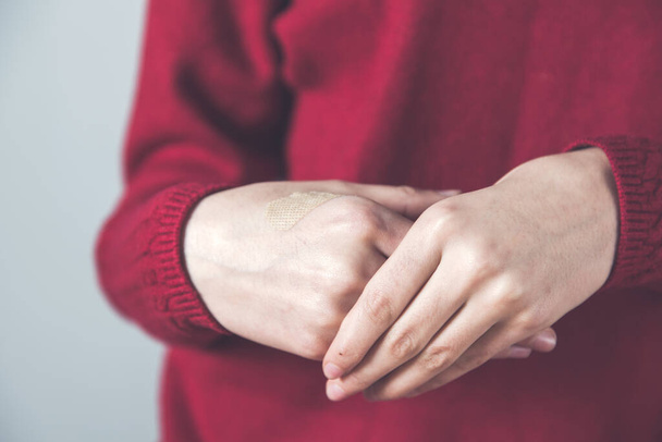 woman hand  bandage on the gray background - Zdjęcie, obraz