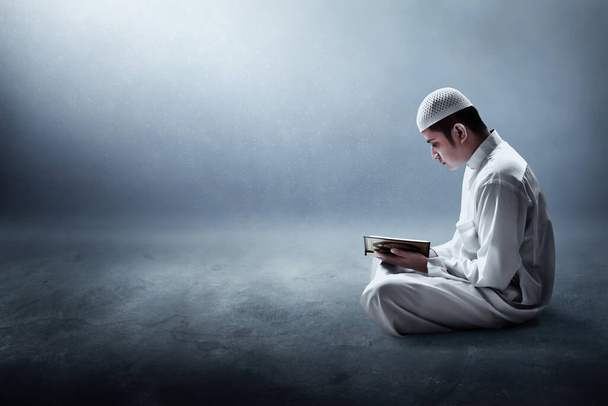 Religious muslim man reading holy quran - Zdjęcie, obraz