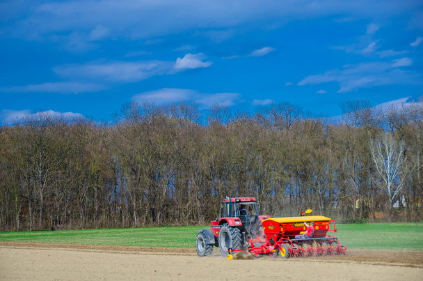 Сельскохозяйственная работа с трактором
 - Фото, изображение