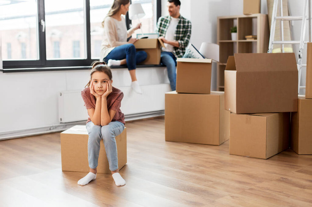 sad girl moving to new home with her family - Foto, Bild