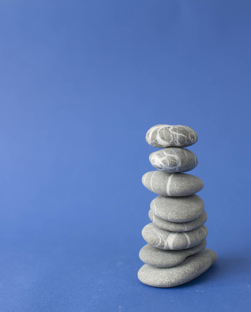 Kieselsteine auf Holztisch balancierend, Platz für Text. Zen-Konzept - Foto, Bild