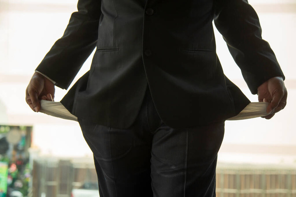 Großaufnahme Körperteil eines Mannes im formellen Anzug zeigt leere Innentasche Hose, kein Geldkonzept. - Foto, Bild