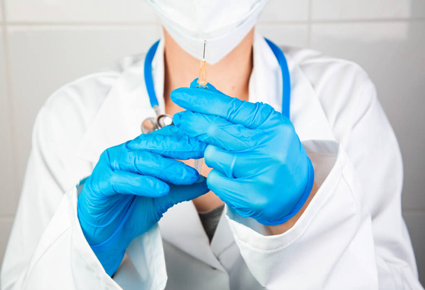 Close-up portrait of a healthcare professional preparing an injection - Foto, Imagem