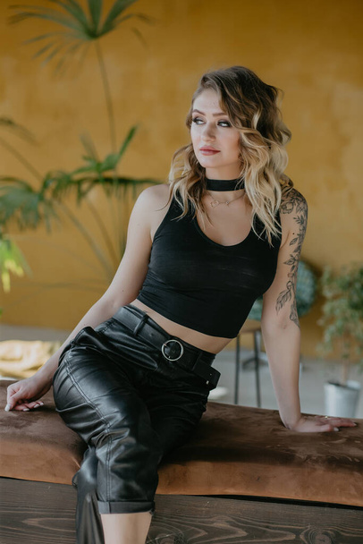 blonde girl in leather clothes - Foto, immagini