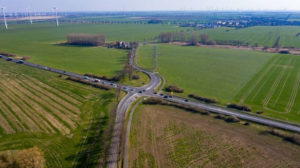 Nauen, Brandeburgo / Germania - 26.03,2020: Un incrocio per una strada di campagna fotografata dall'aria con controllo del semaforo, corsie per spegnere in mezzo a un paesaggio di campi e prati
. - Foto, immagini