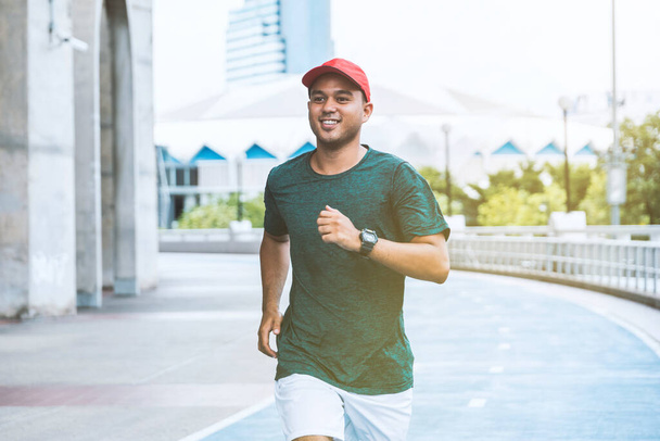 Junger asiatischer Mann läuft Konzept - Foto, Bild