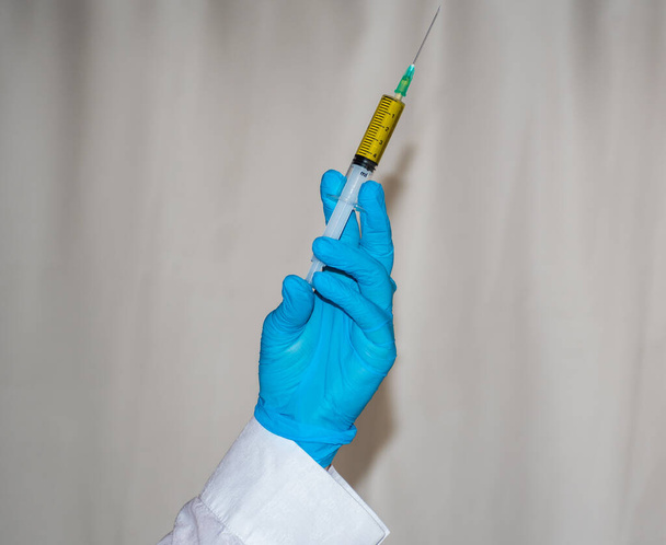 инъектор с вакциной на руке женщины-врача
 - Фото, изображение
