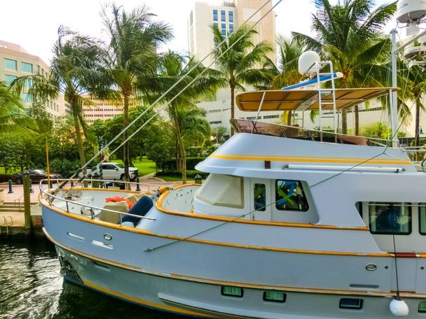 フロリダ州ローダーデール市の風景ビーチ、ヨット、マンションを示す - 写真・画像