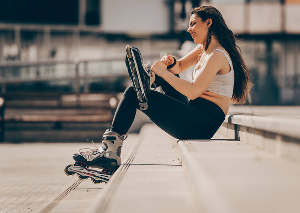 Menina bonito rollerblading ao ar livre no centro da cidade
 - Foto, Imagem