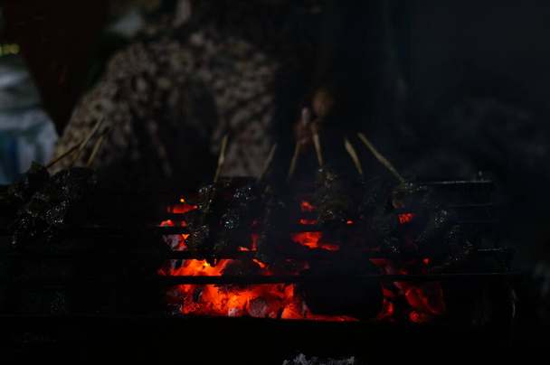 Kömürden ızgara balık yapma ve takımadalardan lezzetli ızgara balıklar üretmek için geleneksel Java baharatlarıyla özel java yemekleri yapma süreci. - Fotoğraf, Görsel