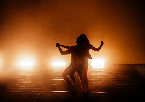 Hoikka urheilullinen tanssi ryhmä sukkahousut suorittaa moderni tyyli baletti - Valokuva, kuva