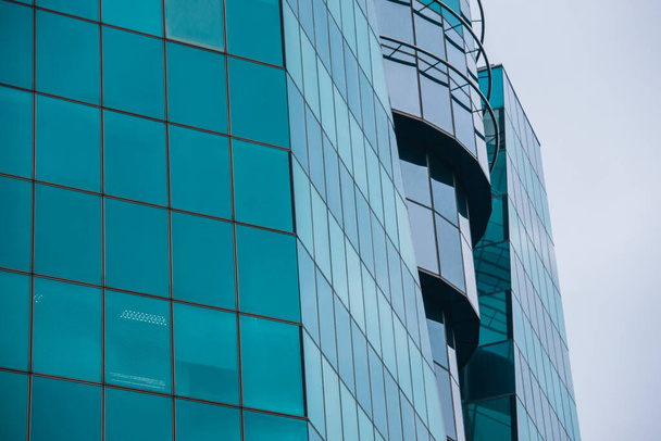 Detalhes de parede de vidro de um edifício de escritórios com uma arquitetura moderna
 - Foto, Imagem