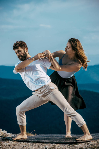 Dois dançarinos modernos casal mulher adolescente e homem dançando no pico do estilo de vida urbano. Geração de hip-hop
 - Foto, Imagem