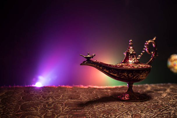アンティークアラビア語の夜の穏やかなスタイルのオイルランプ、柔らかい白い煙、暗い背景を追加します。願いの灯 - 写真・画像