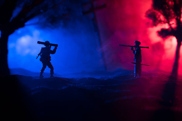 Vojenští vojáci siluety s bazukou a rpg. Válečná koncepce. Vojenské siluety bojová scéna na válečné mlha nebe pozadí, Mojahed s RPG a my voják s bazukou při západu slunce. Útočná scéna - Fotografie, Obrázek