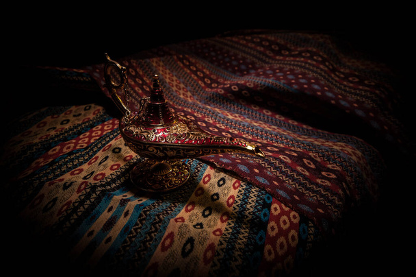 Starožitné Aladdin arabské noci Džin styl olejová lampa s měkkým světle bílým kouřem, tmavé pozadí. Koncept lampy přání - Fotografie, Obrázek