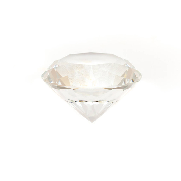 Kirkas timantti ylellinen lisävaruste eristetty valkoisella taustalla
 - Valokuva, kuva