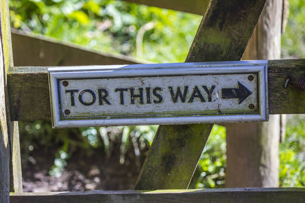 Una señal que marca la dirección del histórico Glastonbury Tor en Somerset, Reino Unido
. - Foto, Imagen