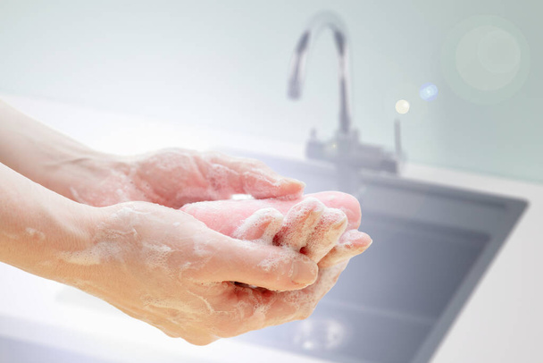 Jabón antibacteriano en las manos. Desinfección de manos con jabón. Limpieza e higiene en la vida cotidiana. Higiene manos
 - Foto, imagen