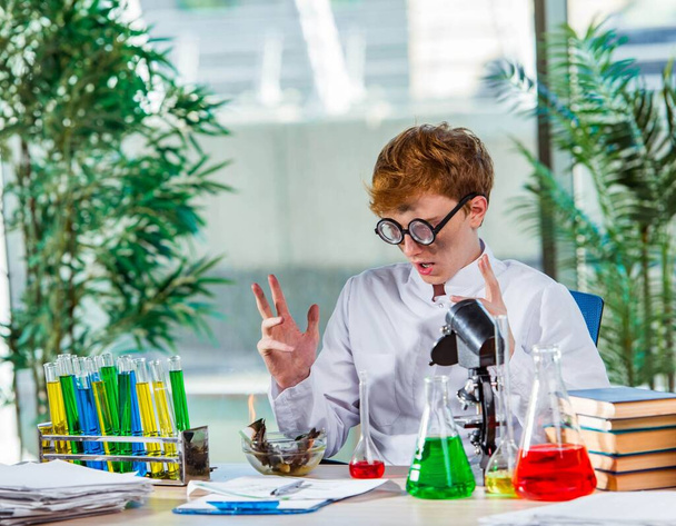 Молодой сумасшедший химик работает в лаборатории
 - Фото, изображение