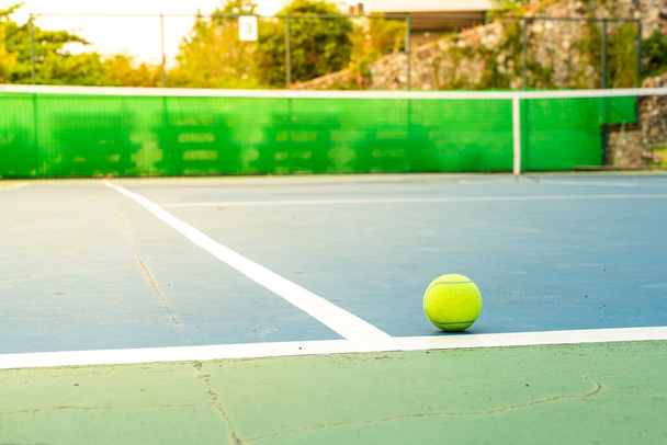 close-up tennis ball on tennis court with copy space - Zdjęcie, obraz