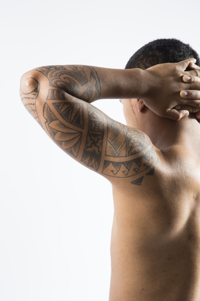 Homme torse nu avec des tatouages
 - Photo, image